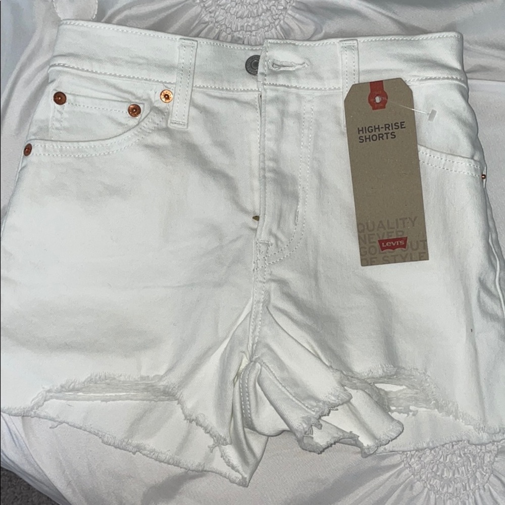 NWT white levi Jean shorts